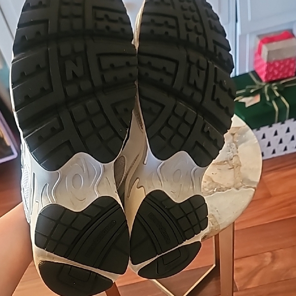 New Balance Men's Sneakers in Gray and Cream - Picture 5 of 9